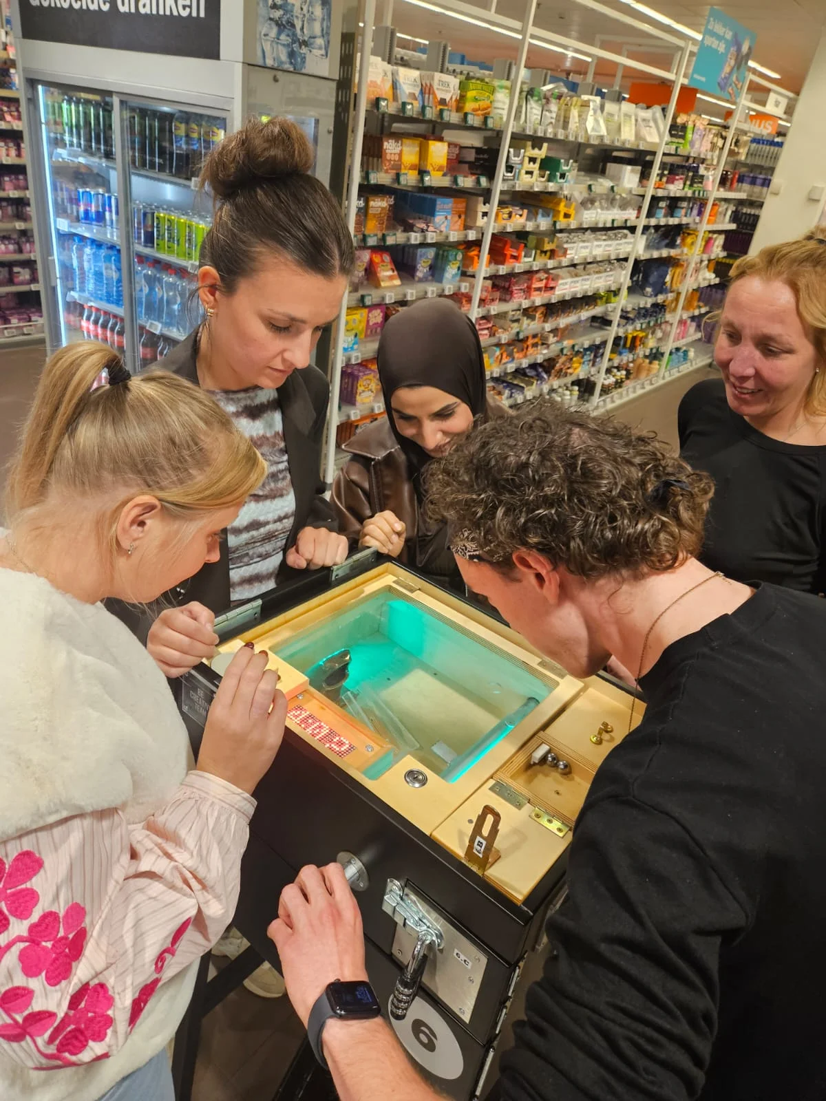 Team werkt samen aan een kluis tijdens The Master Bank Escape