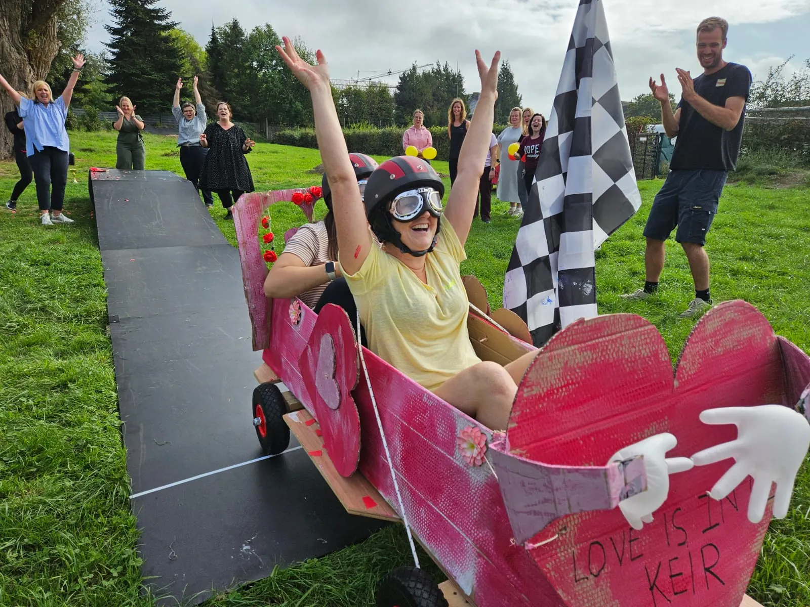 Teams racen in zelfgebouwde zeepkisten tijdens een outdoor teambuilding van KONEKT.